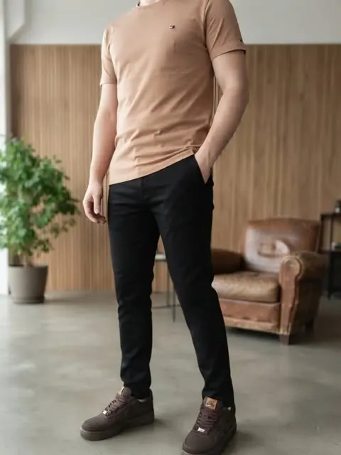 Camiseta nude e calça preta